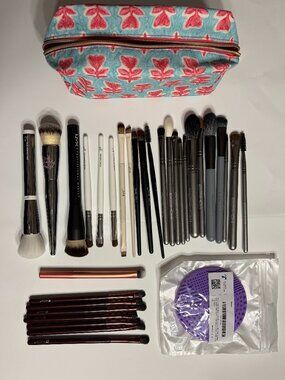 LOT: Makeup Brushes (31) with Estee Lauder Cosmetic Bag and Brush Cleaning Pad
